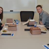 Alumni volunteers sitting at a table together at the 30 Minute Mentors Event